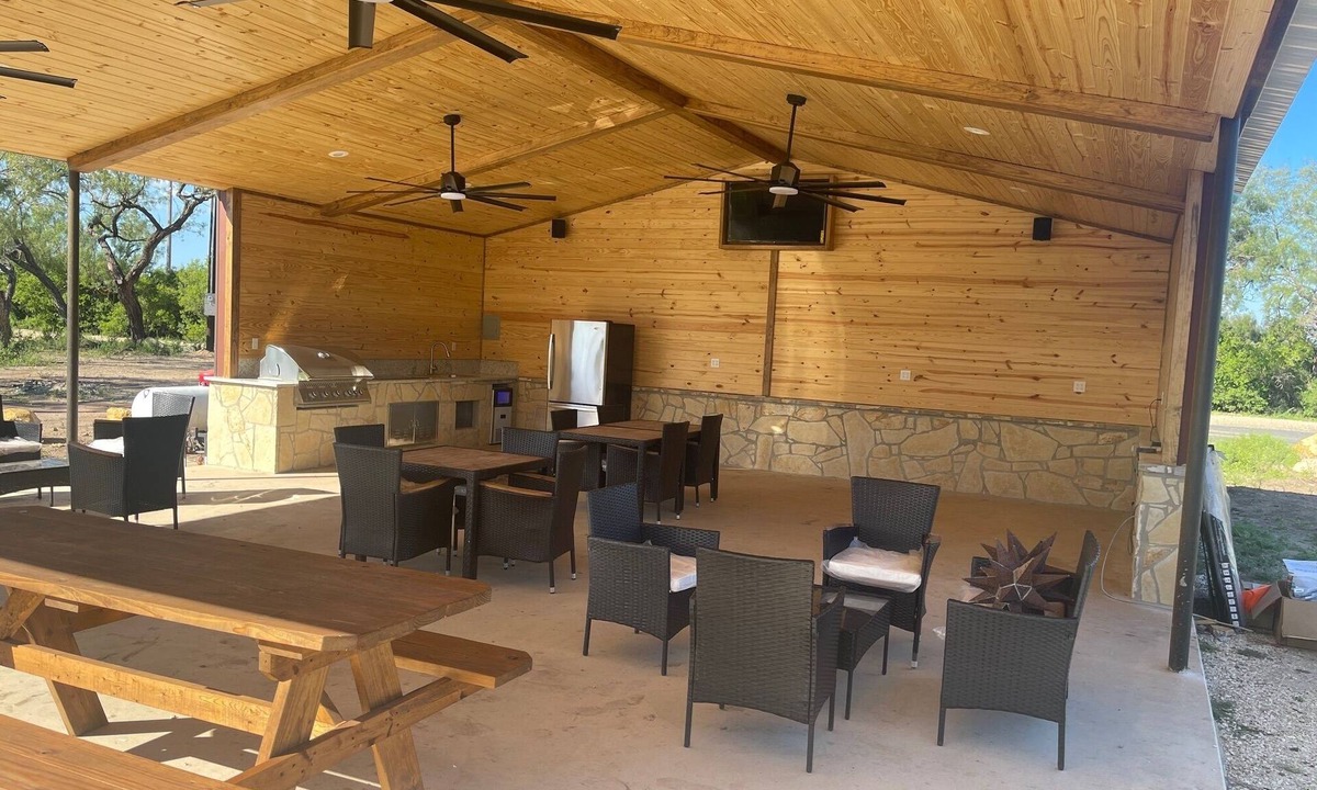 Uvalde Hotel | New Spacious 5 separate hotel suites in charming Uvalde with WiFi, AC.