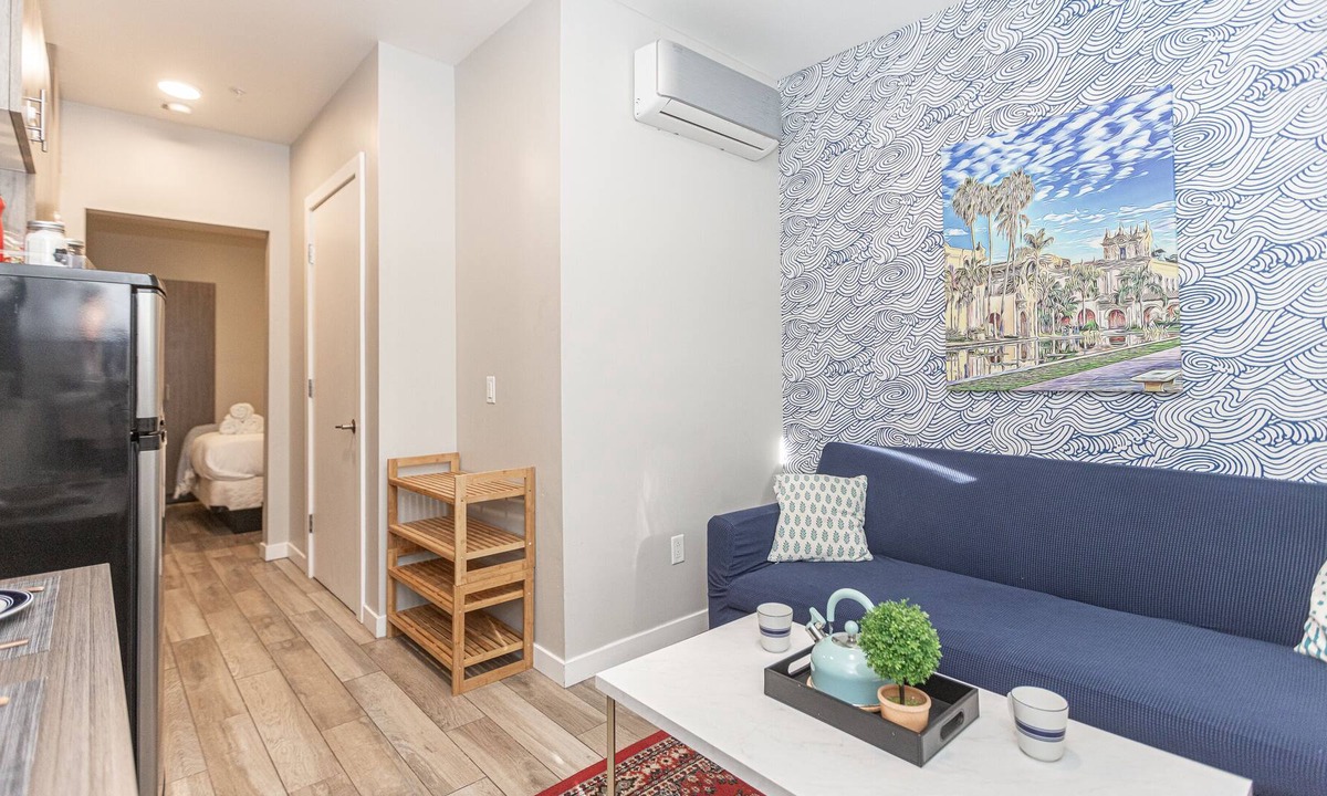 Old Town House | New Sunny Chic Unit 3 Blocks to All. Parking, Cable