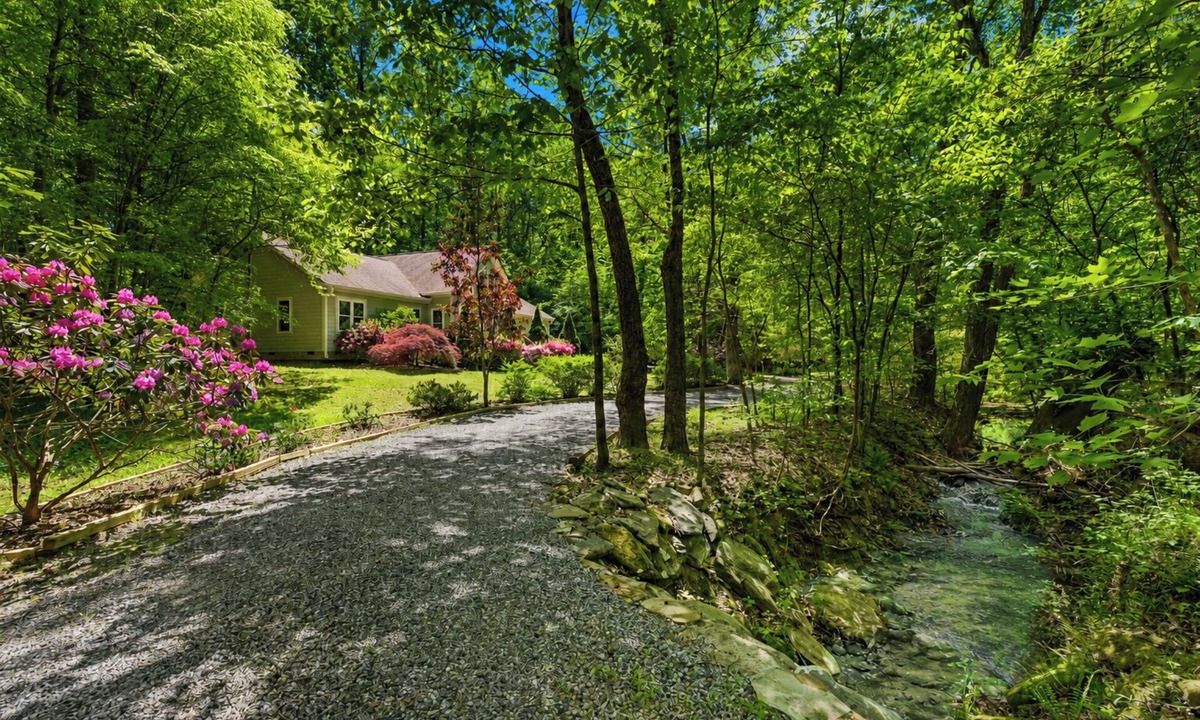 Barium Springs House | NEW! Wander | Private 7-Acre Creekfront & Gameroom