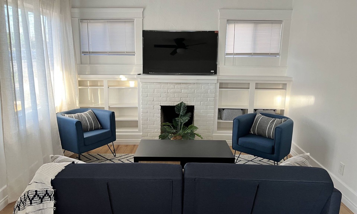 National City House | NEWLY Furnished Craftsman home-Pet-friendly, close to Base, Freeway, & Downtown.