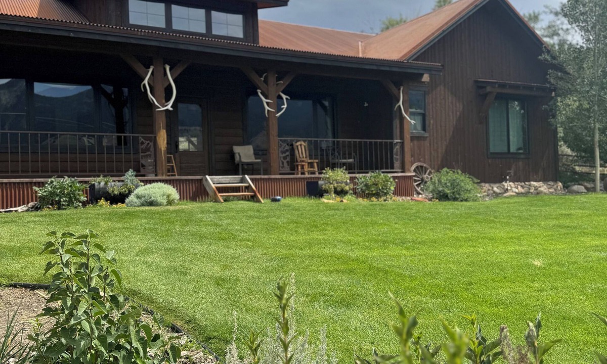 Gardiner House | Newly Listed Rustic Elegant Home ~ 5 Mins to Yellowstone National Park