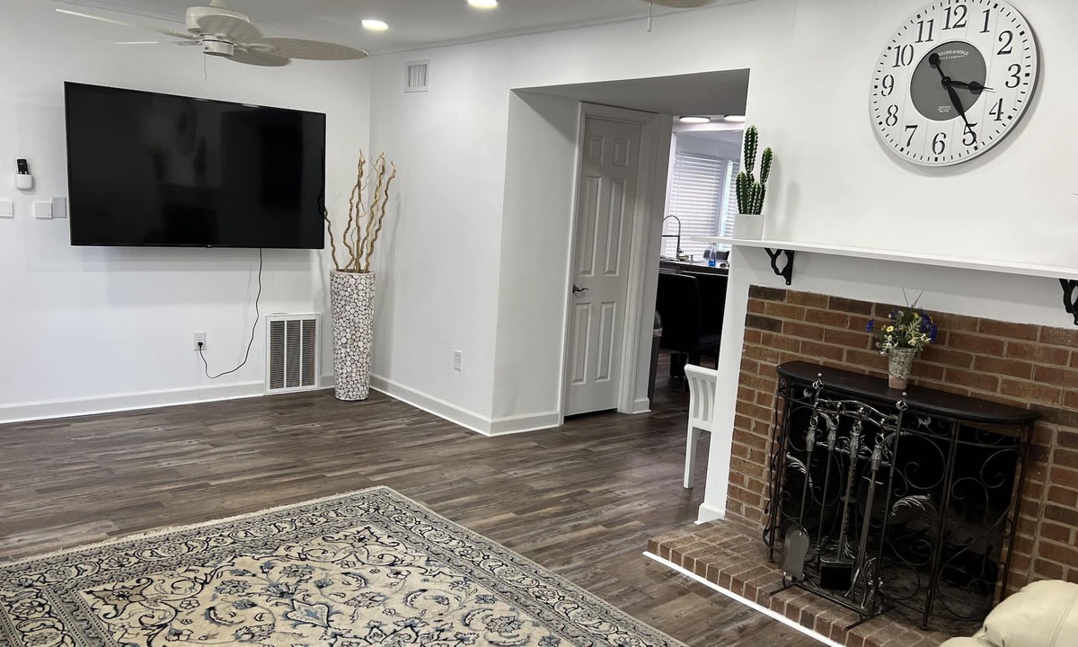 Sharon Woods House | Newly remodeled house. 3 minutes to shopping center. Pets friendly.