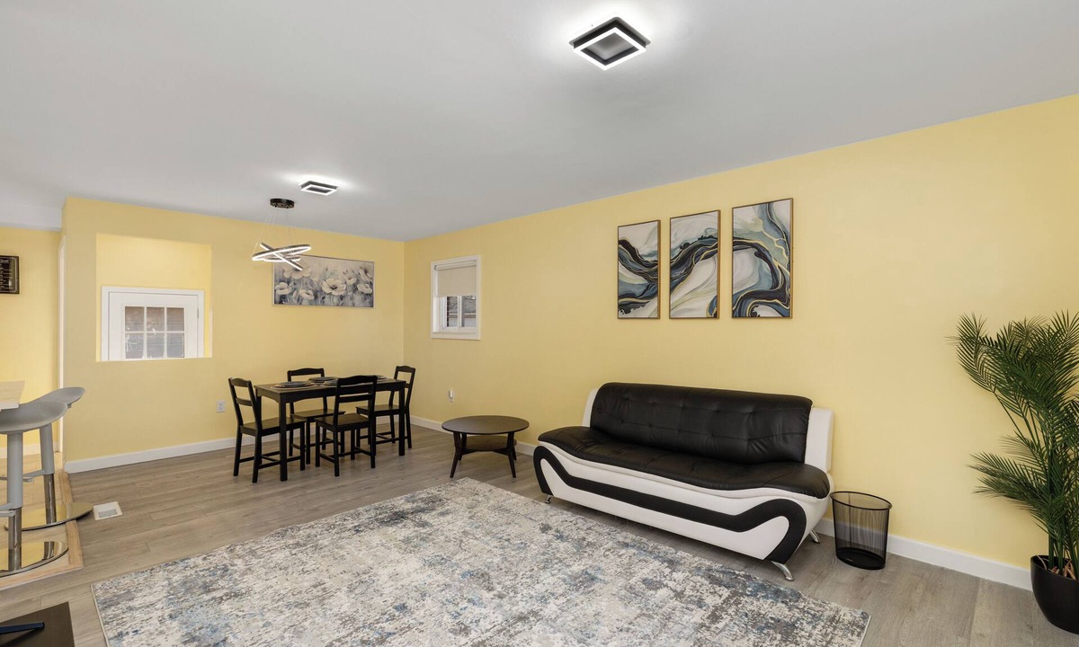 Redford House | Newly Renovated 6BR Retreat Near Detroit, Sleeps 12