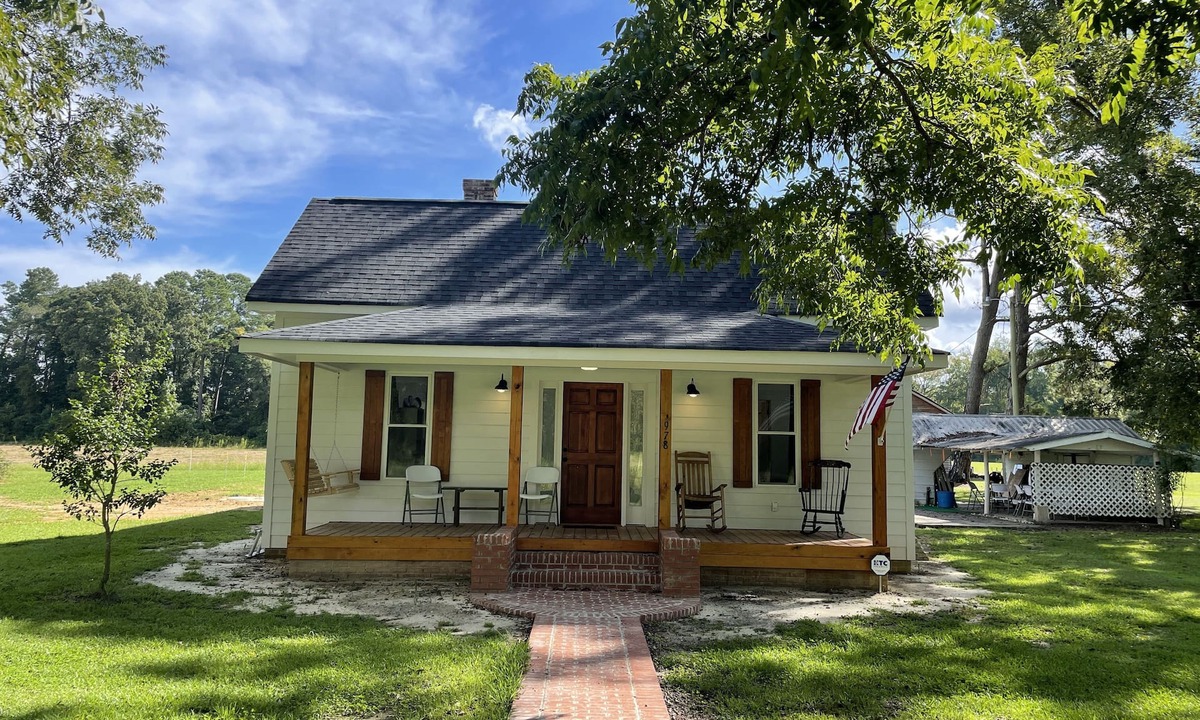 Loris House | Newly renovated farmhouse less than 30 minutes to Myrtle Beach!