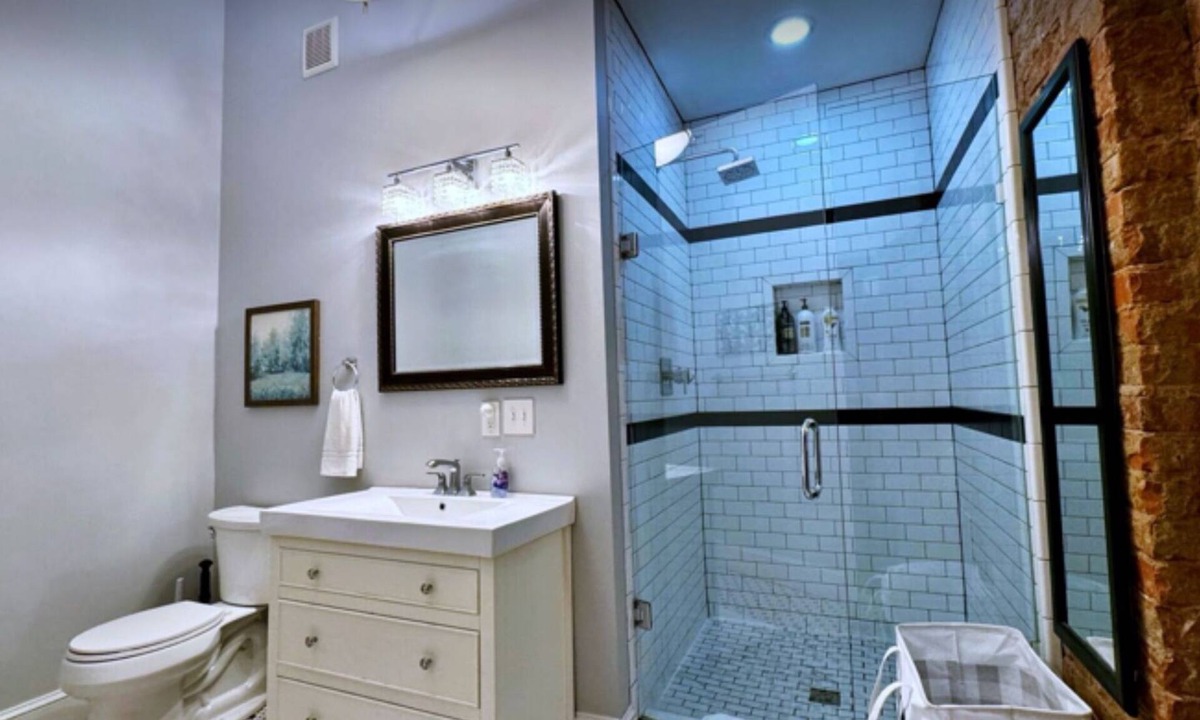 Newport Apartment | NEWPORT INN #4 - NO CLEANING FEES! FREE PARKING! WALK TO GAMES AND CONCERTS!