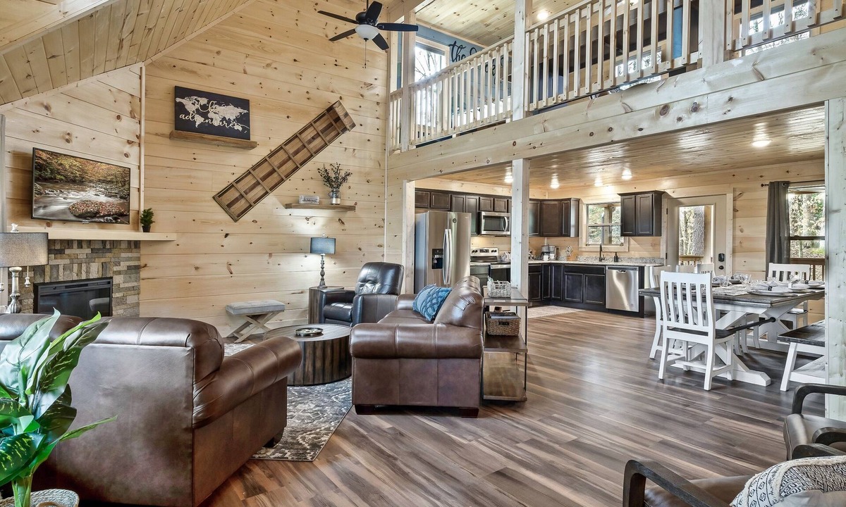 Smoky Mountains Cabin | No Stairs Cabin - Sleeps 10 - Hot Tub + Game Room - Near Pigeon Forge