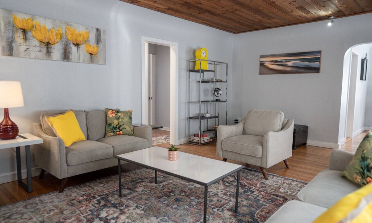 NoHo Arts District House | NOHO ARTS DISTRICT GEM: 3BR HOUSE REMODELED in 2022 w/OFFICE & FENCED YARD p44