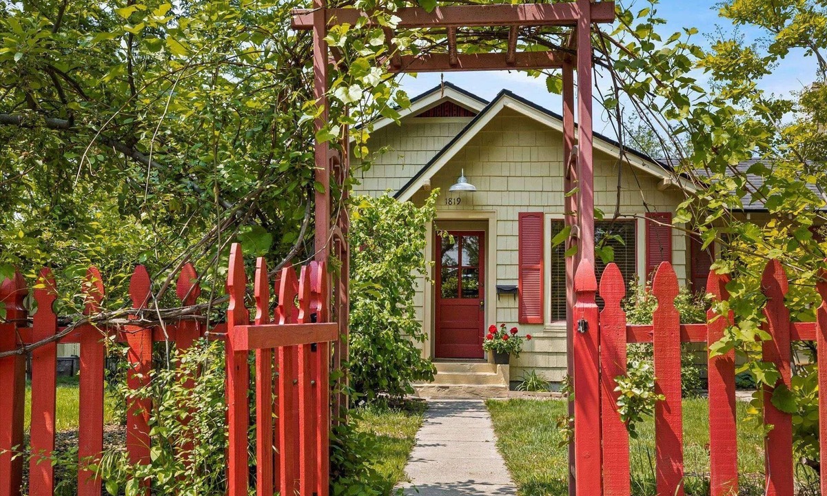 Sunset House | North End Charm: Cozy Cottage with Fireplace, 2 Bikes, Tree Swing, and a Dog-Friendly Fenced Yard!