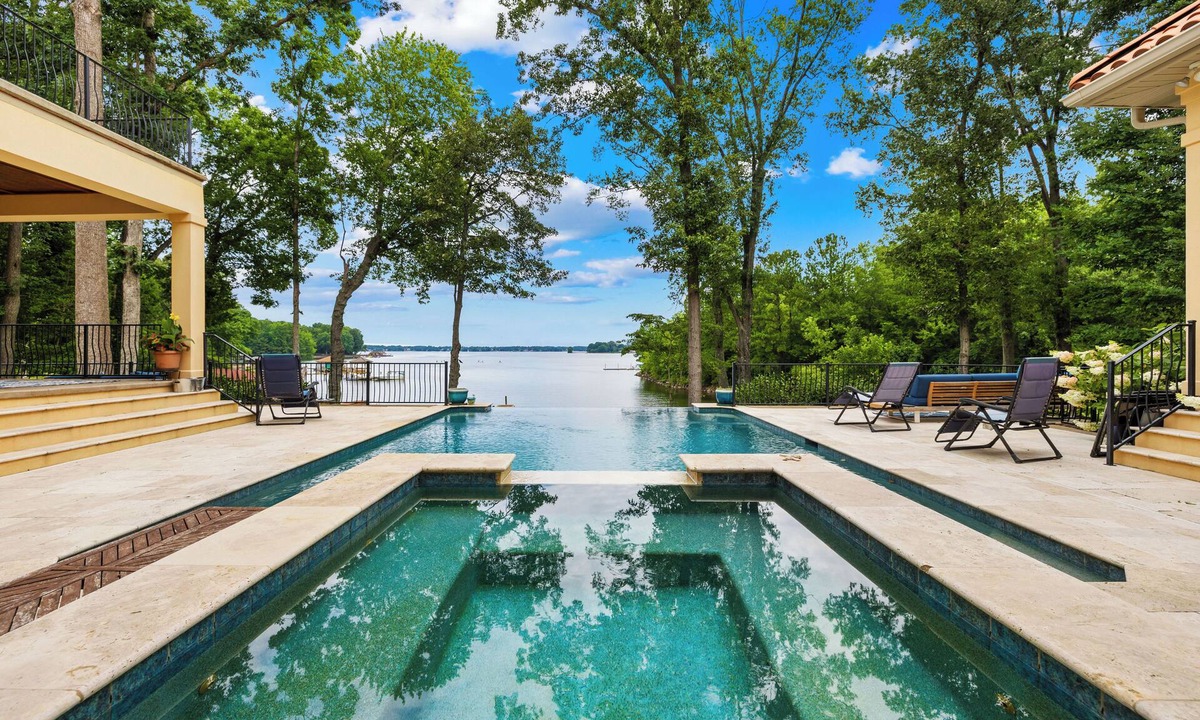 Cornelius House | Oasis@LKN - dock, pool, hot tub, chef-kitchen, firepit, Rec-room, 20min to CLT