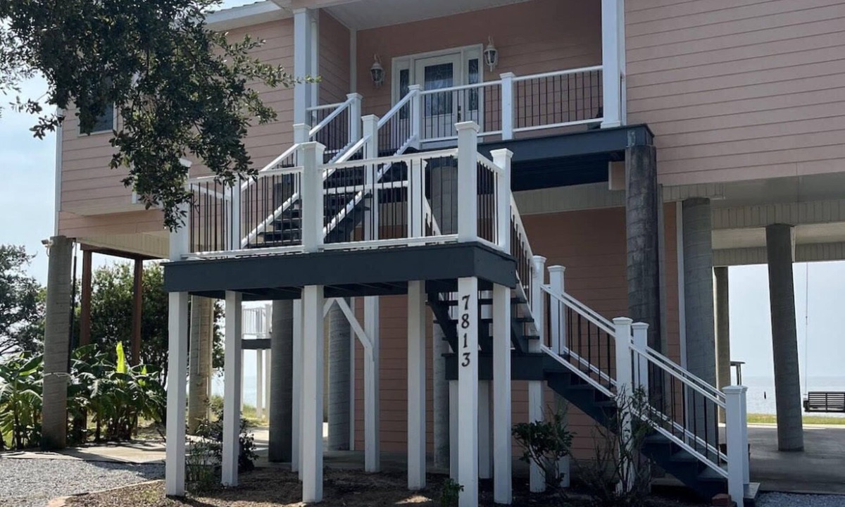 Ocean Springs House | Ocean Front Private Beach 3 Bedroom House In Ocean Springs with AC and Lift