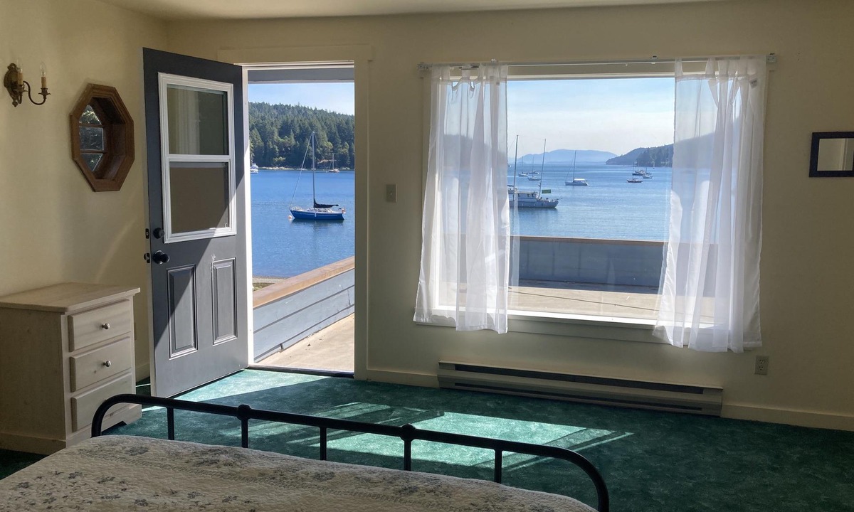 Pender Island House | Ocean Front with level walkout beach