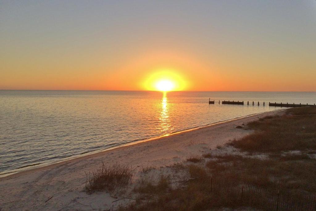 Ocean Springs House | Oceanfront Stilt House with Deck on Private Beach!