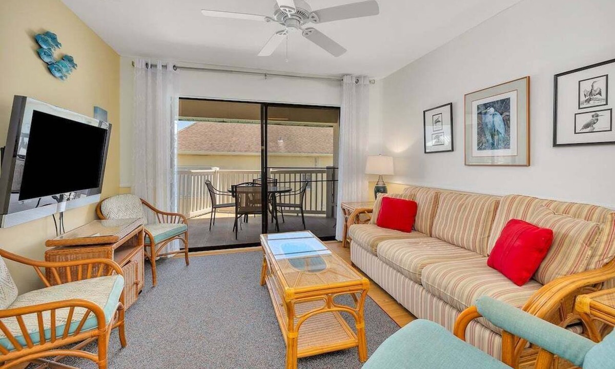 Saint Simons Island Condo | Oceanfront Condo with Balcony, Pool, Beach Access