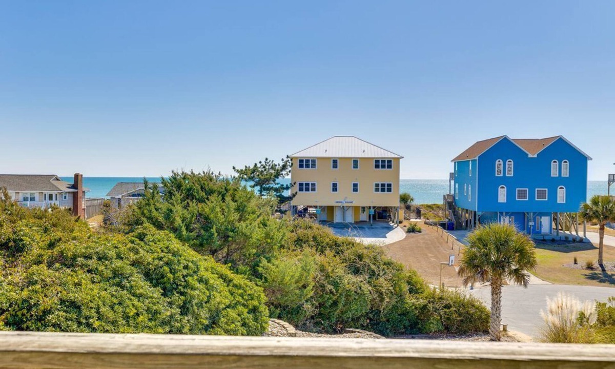 Emerald Isle Condo | Oceanview Emerald Isle Retreat Near the Beach
