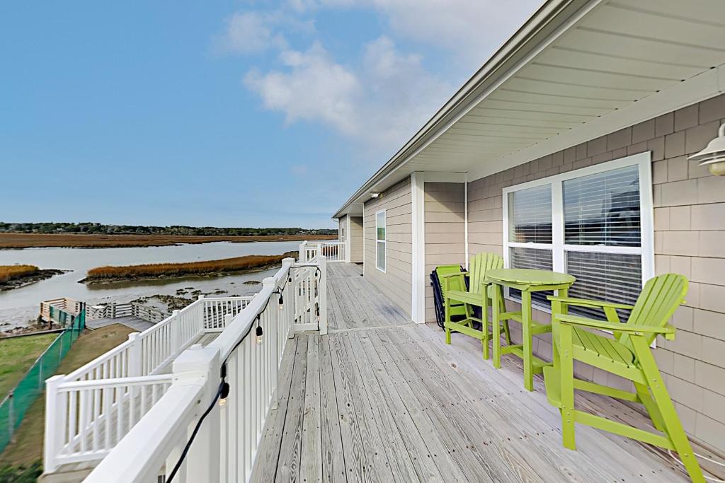 Ocean Isle Beach Apartment | OIB27 Top-Floor Oasis