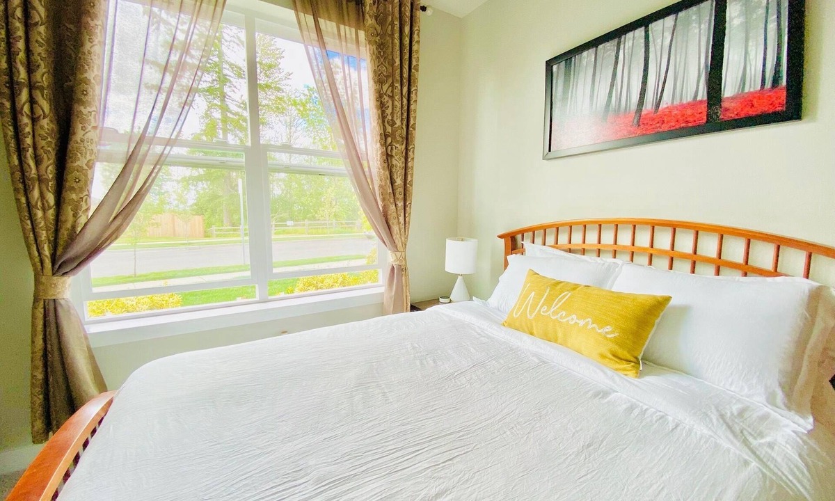 Everett Cabin | One bedroom with private bath in a quite neighborhood/shared home with owners.