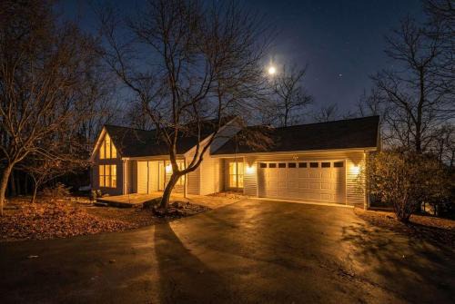 The Woods House | One-level w FirePit 2 Living Areas & Resort Amens