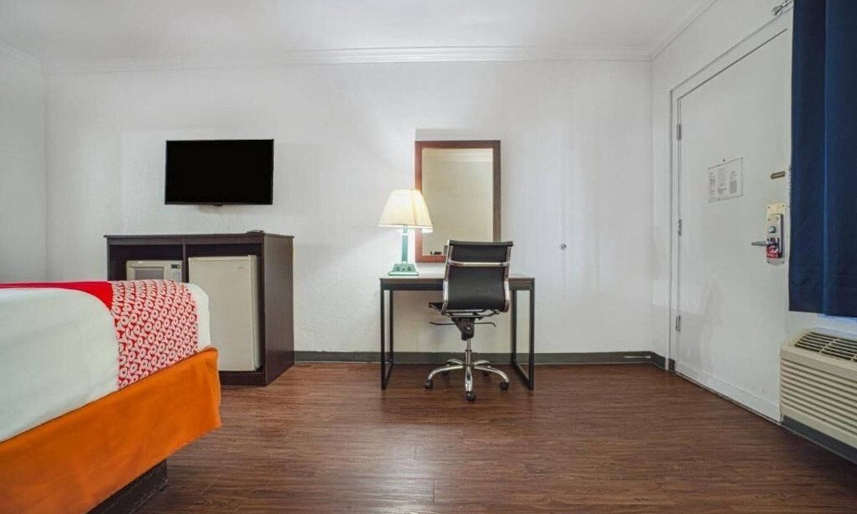 Kingsville Hotel | One Unit w/King Bed | Free Parking | Near Baffin Bay & LE Ramey Golf Course