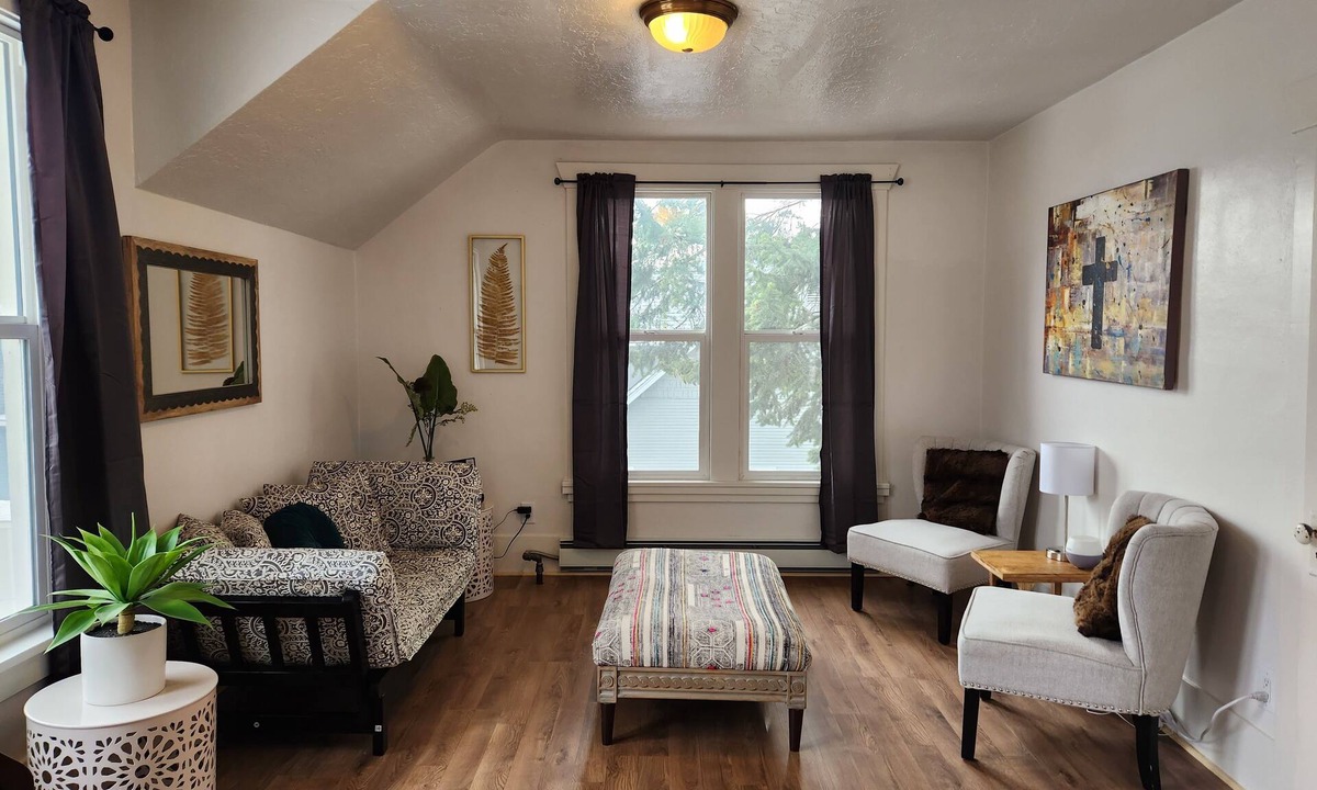 Riverfront Apartment | Orange Street Apartments - Upper