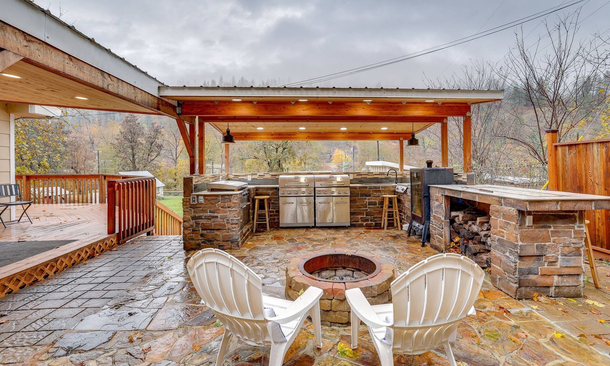 Ahsahka Cottage | Orofino Cottage - Patio, Hot Tub & Outdoor Kitchen