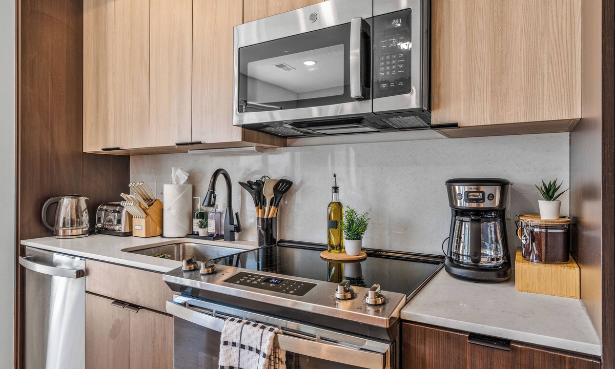 Pendleton Apartment | OTR & CBD - 1 King Bed, Free On-Site Parking, Pool, Gym, Exclusive Club Room