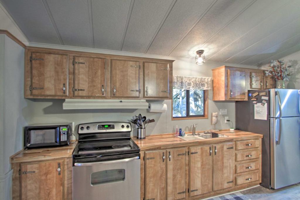 Ashford House | Outdoor Hub with Fire Pit 1 Mi to Mt Rainier NP!