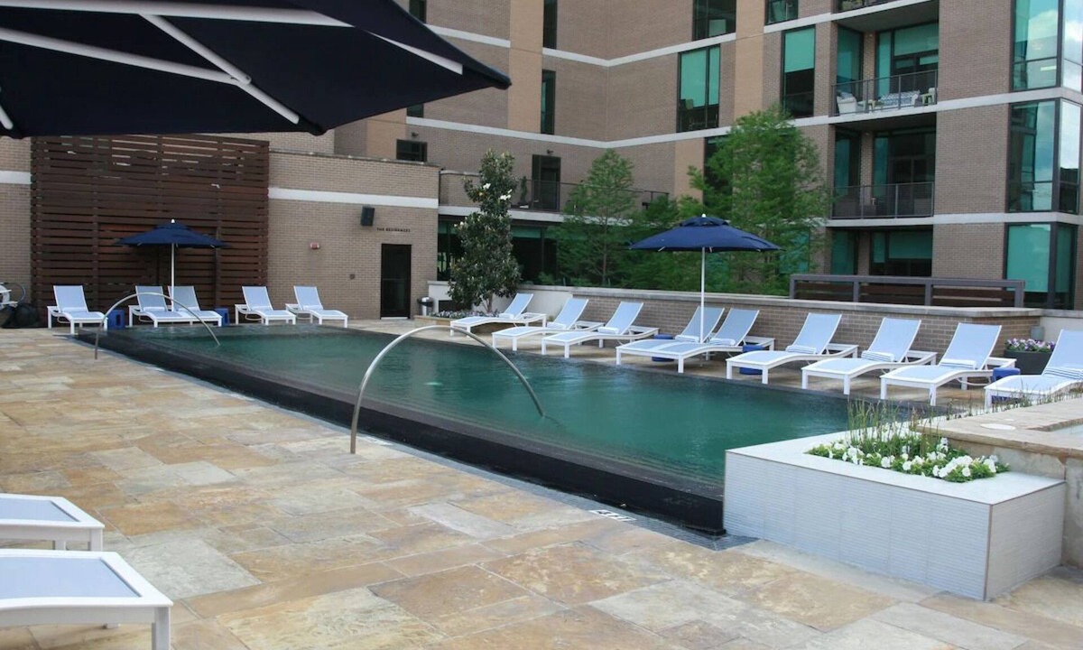 Glencoe Hotel | Outdoor Pool & Pet Room Near Highland Park Shopping