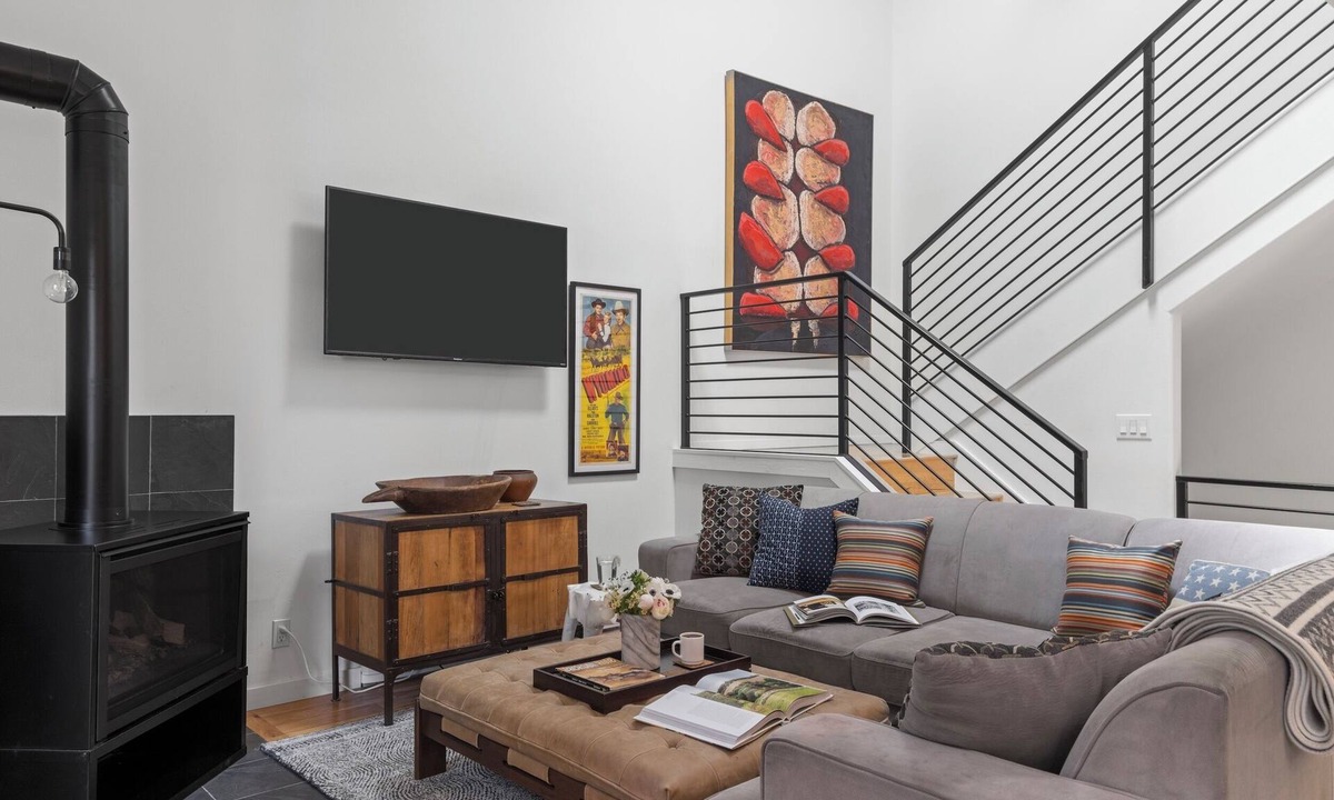 Jackson House | Outpost: Clark's Knoll 385 - Walk to Town Square