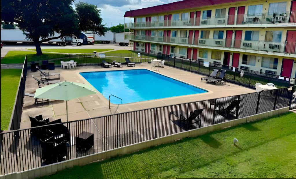 Clodine Hotel | OYO Hotel Houston Southwest I-69