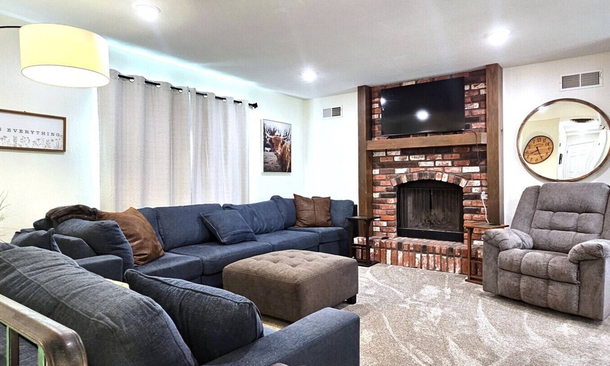 Page House | Paddleboards, Air Hockey, Grill, Fire Pit, W/D, Brkfst, Sleeps 14