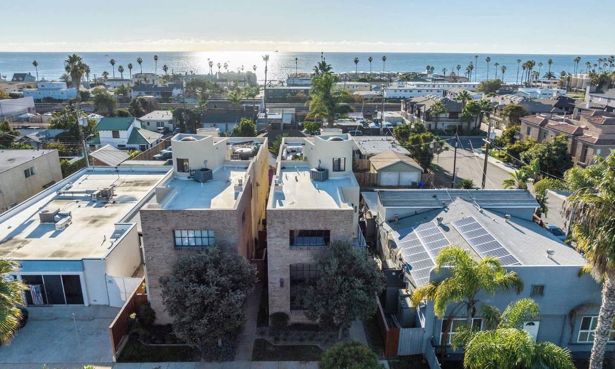 Townsite House | Panoramic Sunset View Roof Deck | Walk to Beach!
