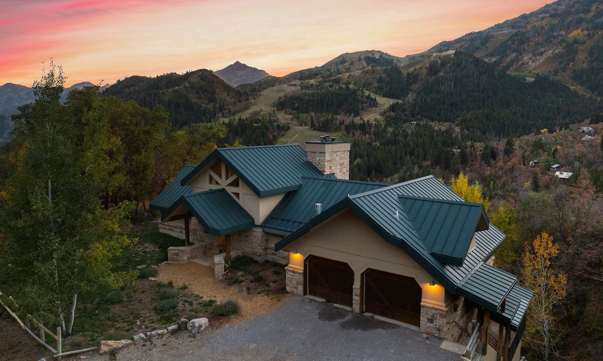 Sundance Cabin | PANORAMIC VIEWS - Hot Tub - 4 Bedroom Mountain Home
