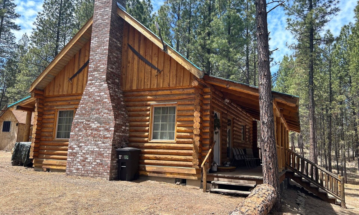Chiloquin Cabin | Peaceful Log Cabin - Just 45 Minutes From Beautiful Crater Lake!