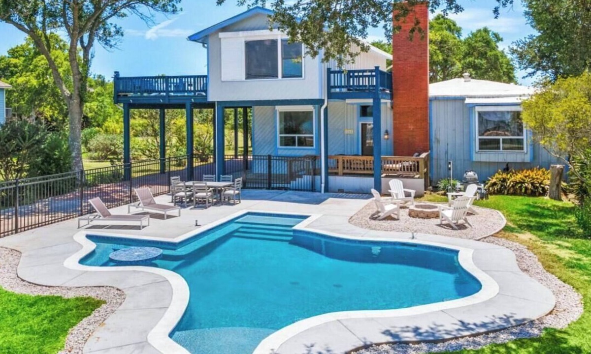 Dickinson House | Peaceful Retreat with Texas-Shaped Pool