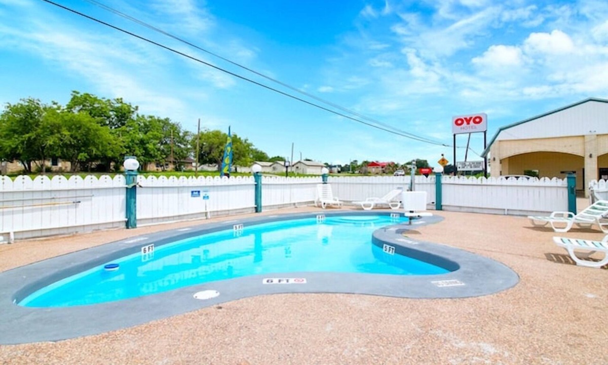 Oakville Hotel | Peaceful Unit Near Dairy Queen – Pet Friendly, Pool & On‑site Parking