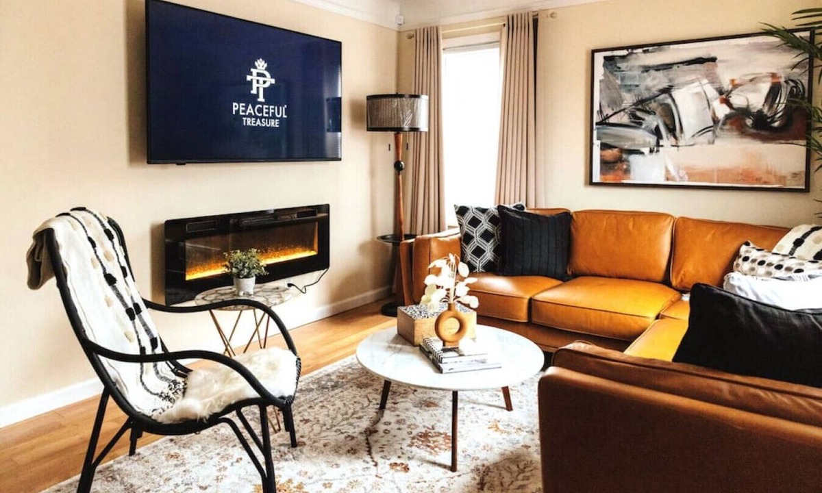 Clawson House | Peachtree/Royal Oak`s Sweet Spot/King Bed