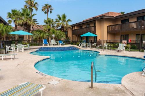 South Padre Island Apartment | Pelicans Perch Charming 1BR Near Beach with Patio 160