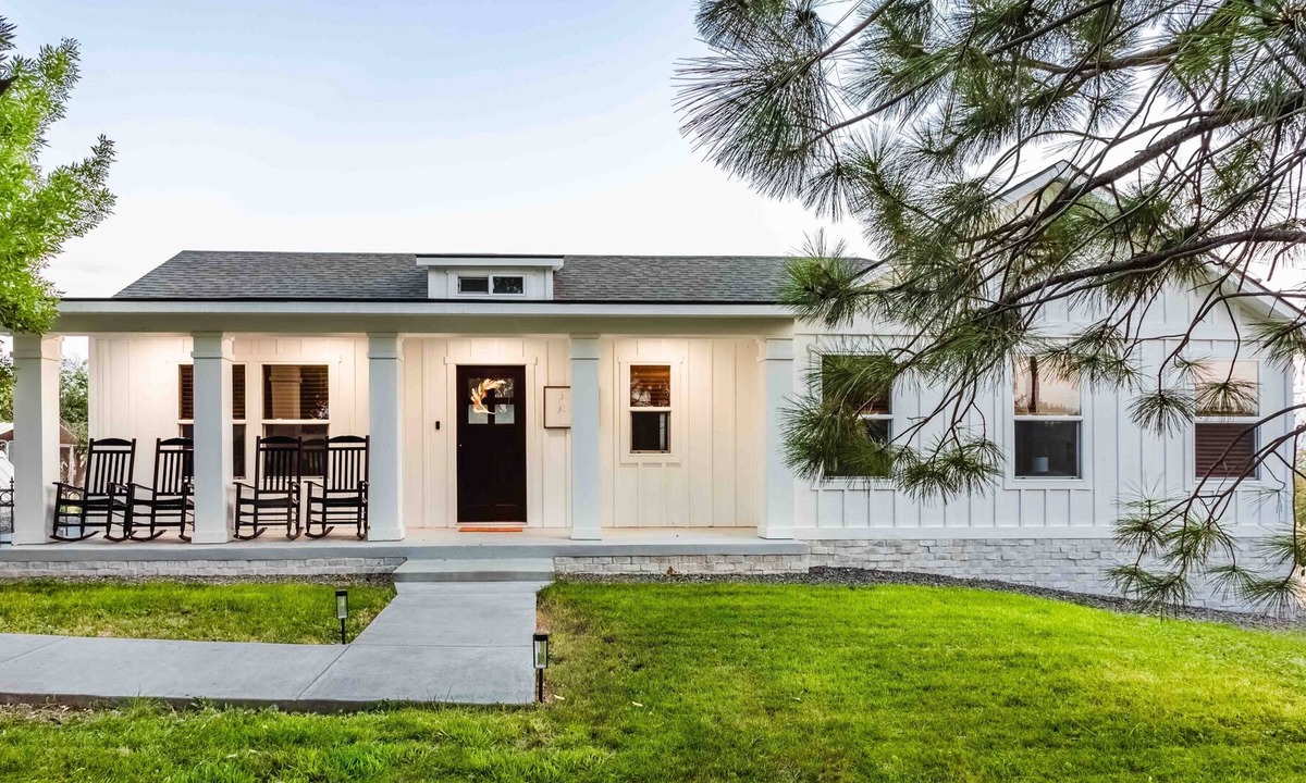 Huston House | Pera Blanca in the heart of wine country Caldwell