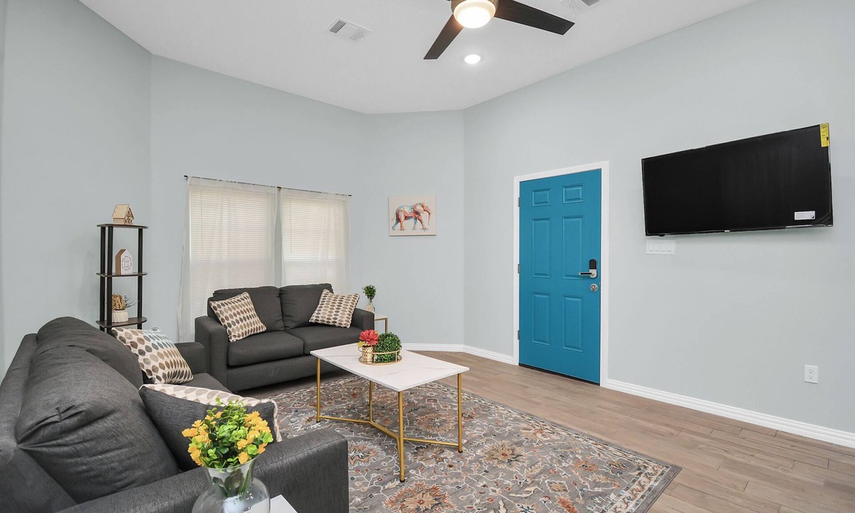 Northside House | Perfect 2BR Houston Escape – Great for Long or Short Stays