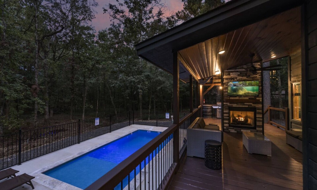 Broken Bow Cabin | Perfect for Family Gatherings 4 King Suites Heated Pool & Fire Pit