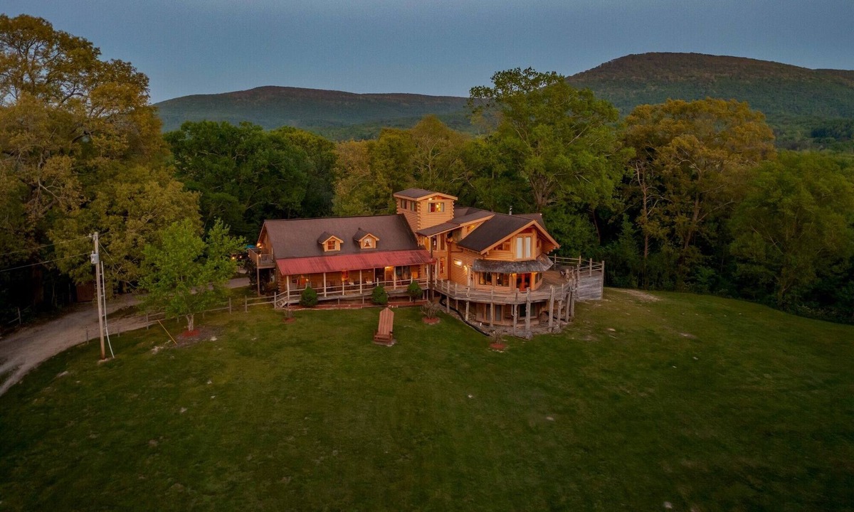 Chickamauga Cabin | PERFECT FOR FAMILY REUNIONS/RETREATS PEACEFUL & QUIET WITH GORGEOUS MTN. VIEWS!