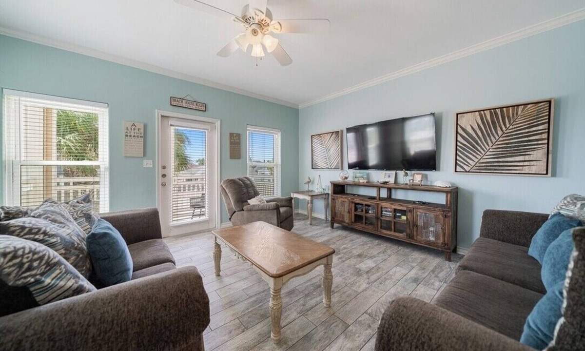 Corpus Christi Condo | Pet Friendly - 3 BR 3.5 BA Pool Garage 2 Balconies 2 blocks to Beach!