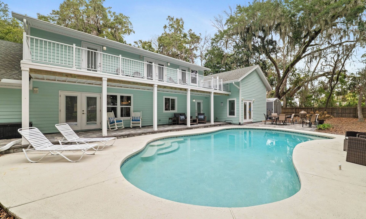 Amelia City House | Pet Friendly | 5000 Sq Ft | 2 Living Rooms & 2 Kitchens | Optional Pool Heat | Firepit | Fenced Yard