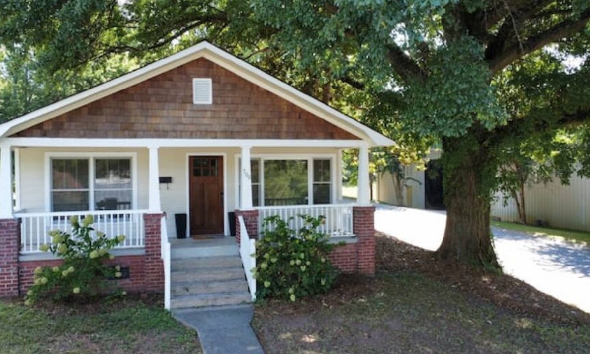NoDa House | Pet Friendly Cozy NoDa Bungalow with Fenced in Backyard