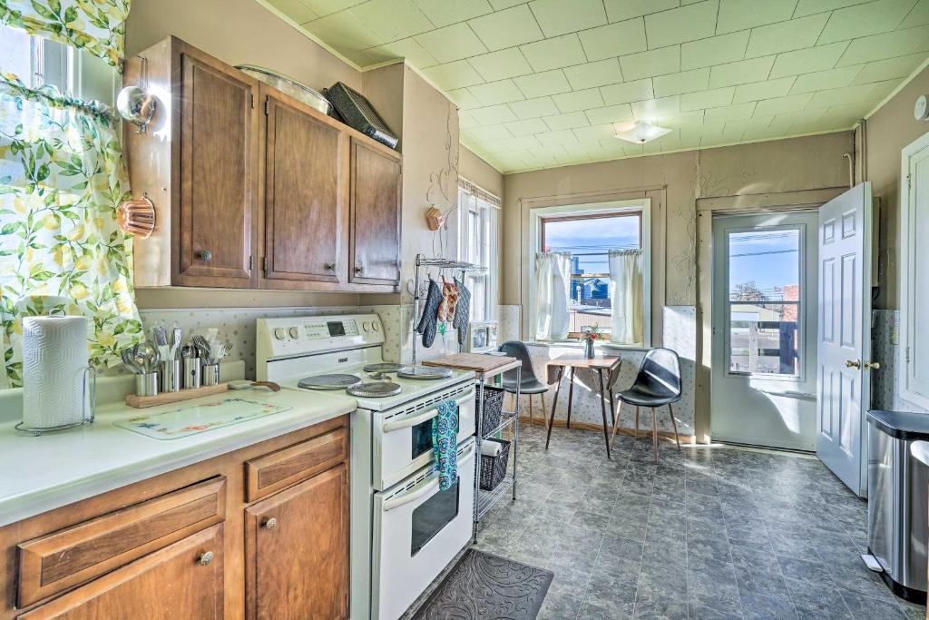 Hettinger Apartment | Pet-Friendly Downtown Hettinger Apt with Yard!