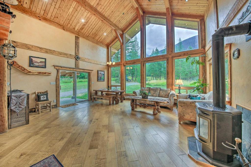Eureka House | Pet-Friendly Eureka Getaway with Mountain Views