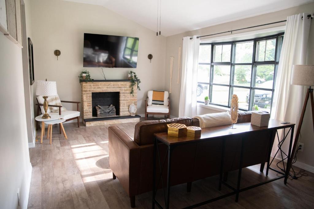 Youngstown House | Pet Friendly Home w/ fenced yard (1 King/1Queen)