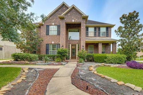 Iowa Colony House | Pet-Friendly Home w/Patio & Yard in Rosharon