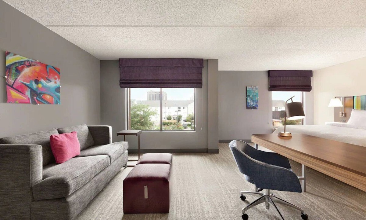 US 290 Hotel | Pet-Friendly King Room Stay w/Free Parking | 5 Mi. to Memorial City Mall