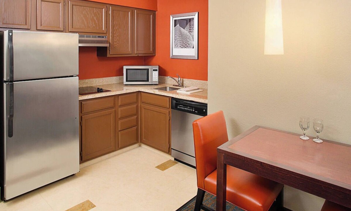 Livonia Hotel | Pet-Friendly Stay with Great Kitchen - Close to Malls & Downtown Northville